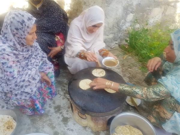 جشنواره پخت نان محلی در روستای رودبار شهرستان بستک برگزار جشنواره پخت نان محلی در روستای رودبار شهرستان بستک برگزار گشت