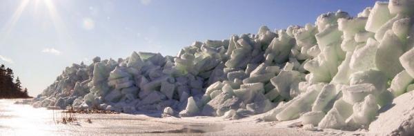 سونامی یخ، دیوار یخی باشکوهی را در طول خطوط ساحلی شهرهای کانادا ایجاد نموده است