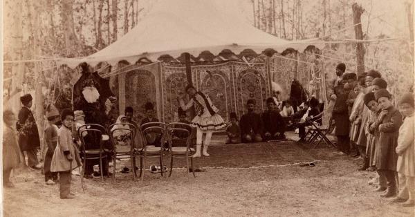 عکس جالب و دیدنی از یک نمایش عجیب در دوران قاجار
